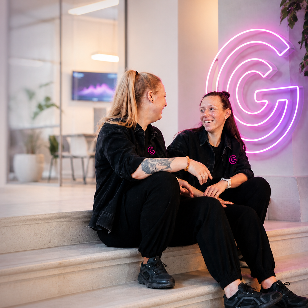 Kaylee Meijer en Franka van Zoest van De GEO Experts analyseren een website tijdens een gratis GEO Scan gericht op AI-zichtbaarheid, contentstructuur, autoriteit en vindbaarheid in AI-zoekmachines.