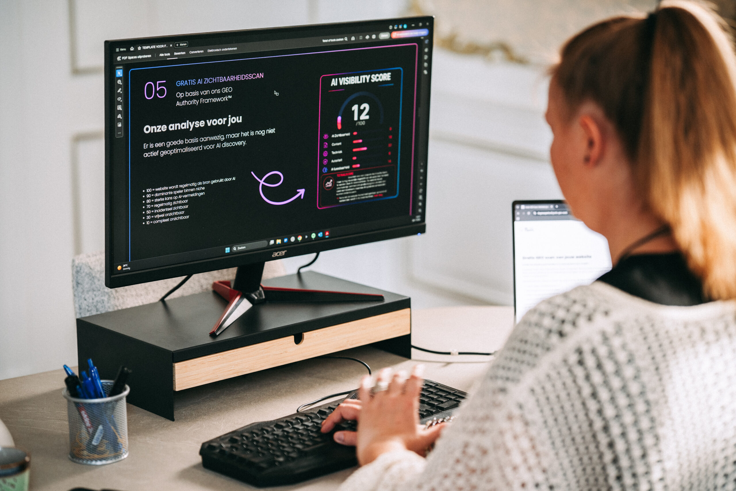 Laptop met dashboard van De GEO Experts waarop een gratis GEO scan en AI zichtbaarheidsscore van een website wordt weergegeven.